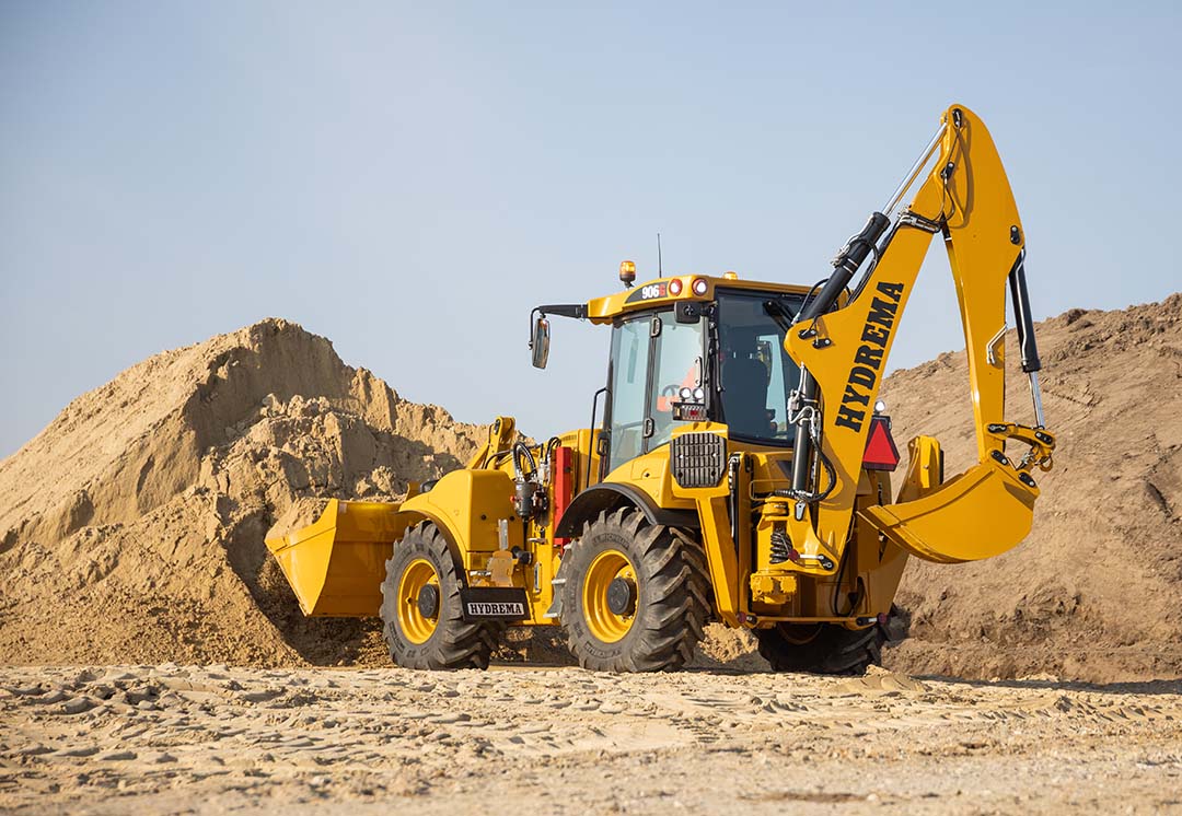 906G Loading From Pile